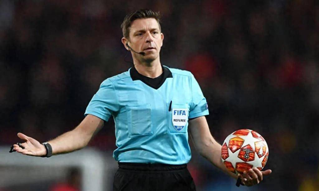 意甲比赛中发生争议判罚,裁判遭球迷批评 意甲比赛中发生争议判罚,裁判遭球迷批评