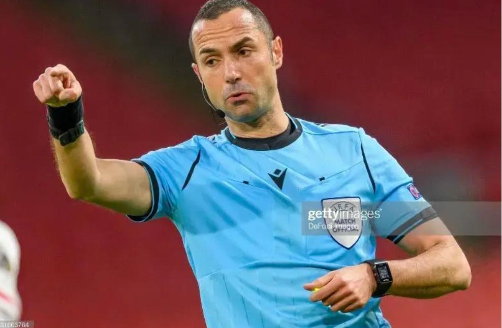 意甲比赛中发生争议判罚,裁判遭球迷批评 意甲比赛中发生争议判罚,裁判遭球迷批评