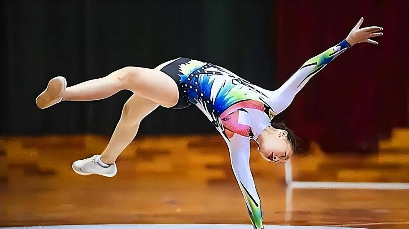 利记官方网站-展翅高飞,女队员在比赛中舞动激情